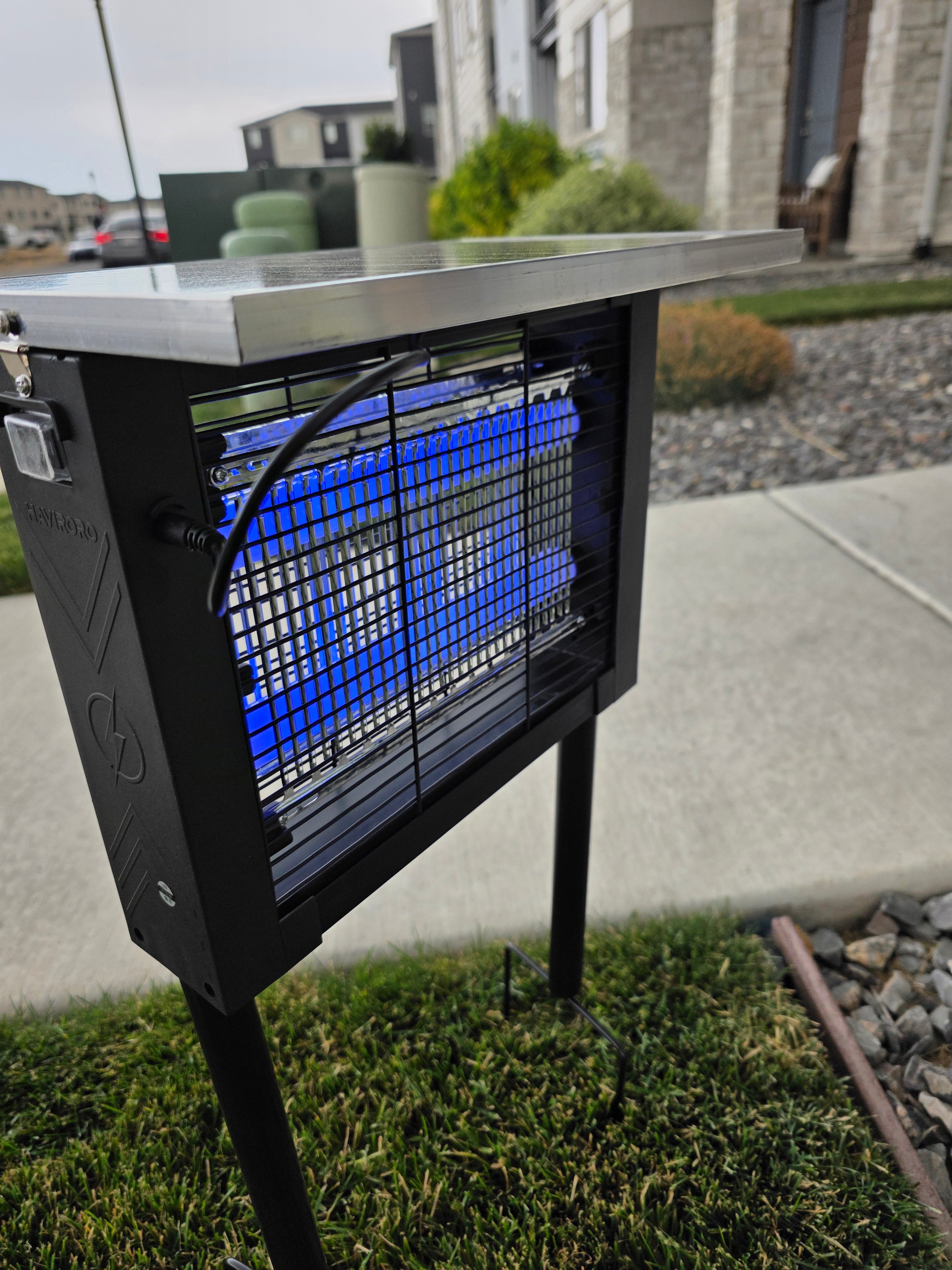2-in-1 Solar Bug Zapper with USB Charging – Outdoor Mosquito & Flying Insect Killer