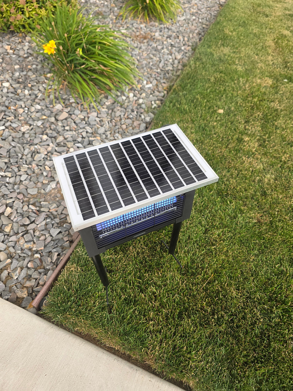 2-in-1 Solar Bug Zapper with USB Charging – Outdoor Mosquito & Flying Insect Killer